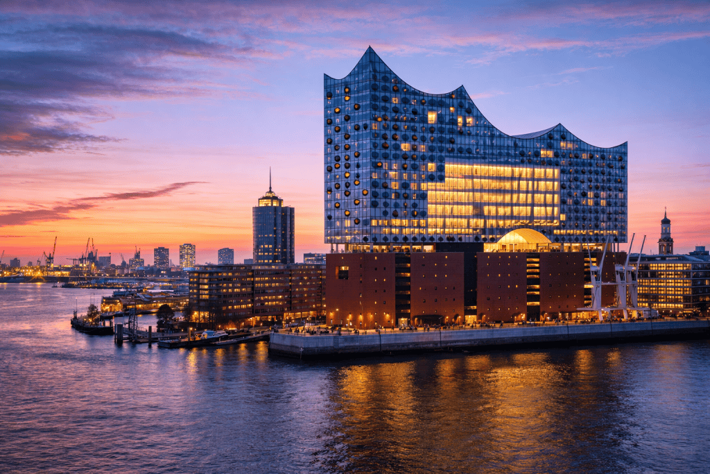 Elbphilharmonie Hamburg mit Glasfassade und Blick auf den Hafen