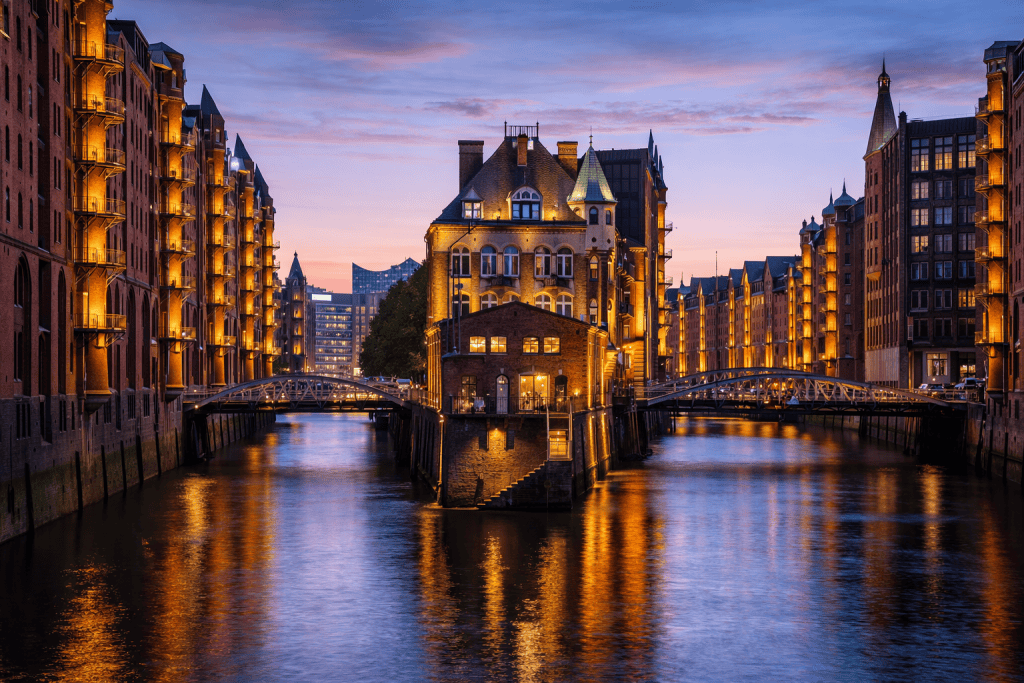 Speicherstadt Hamburg mit Fleeten, Brücken und historischen Lagerhäusern