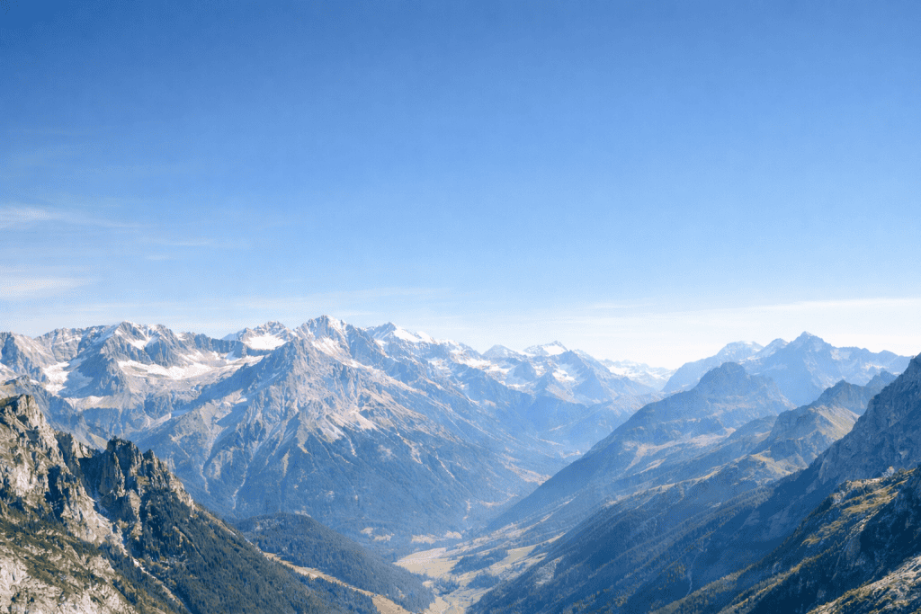 Übersichtliche Reise-Roadmap mit markierten Reisezielen, Karten und Planungsunterlagen als Symbol für die zukünftige Entwicklung von NB Kompass