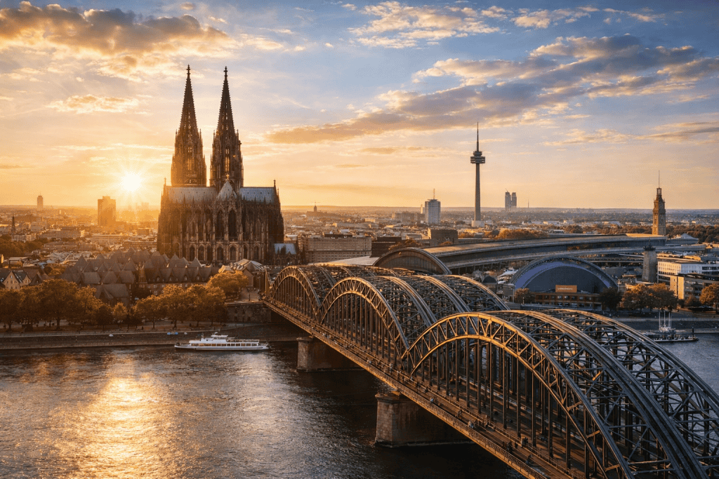 Kölner Skyline mit Dom, Rhein und Hohenzollernbrücke bei Sonnenuntergang