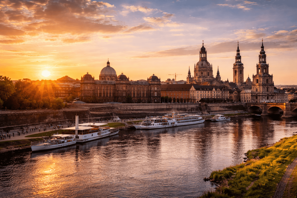 Dresdner Altstadt mit Frauenkirche, Elbe und Augustusbrücke bei Sonnenuntergang