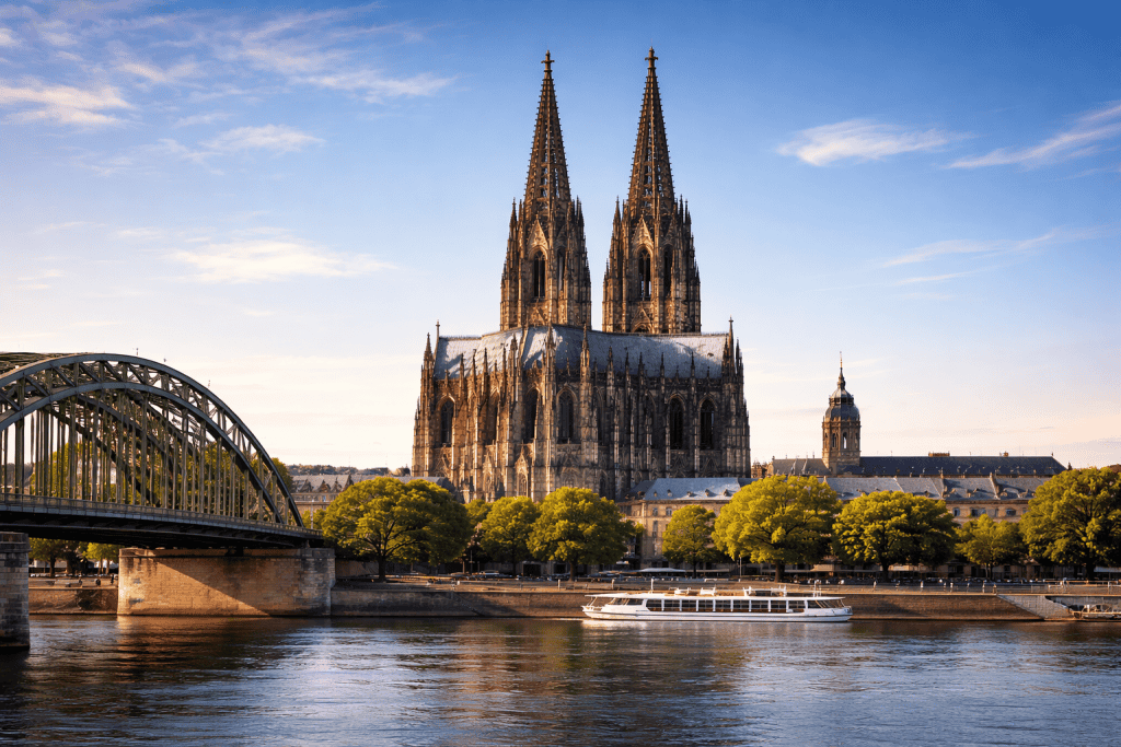 Kölner Dom mit Rhein und Innenstadtpanorama