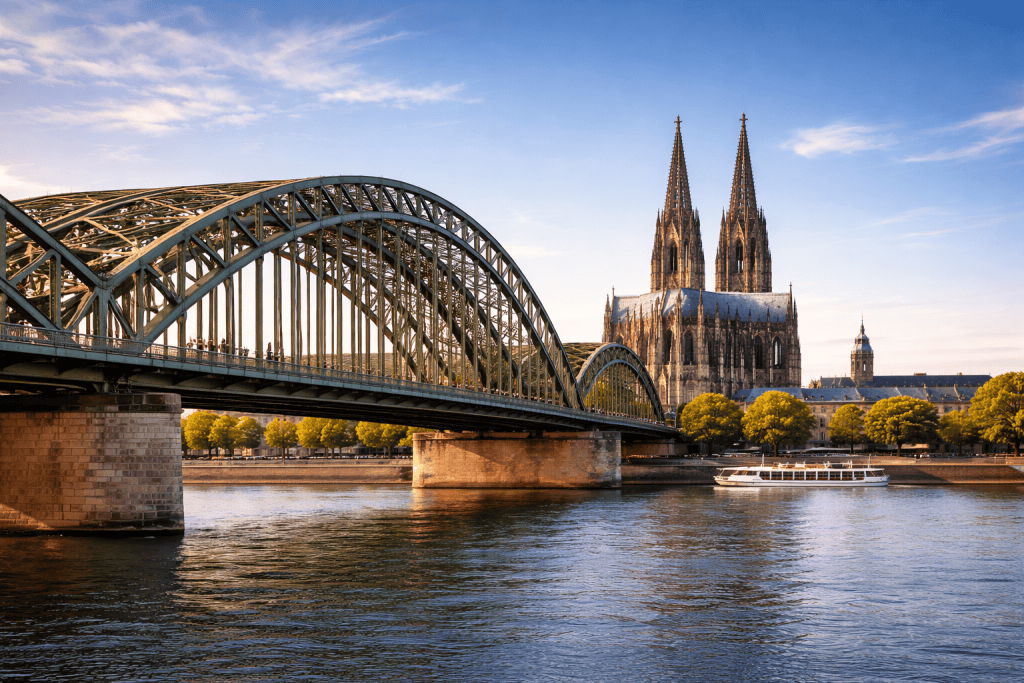 Hohenzollernbrücke Köln mit Liebesschlössern und Dom im Hintergrund