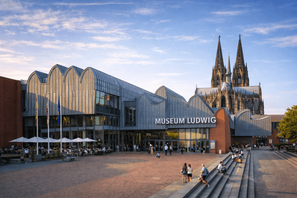 Museum Ludwig Köln mit moderner Architektur neben dem Dom