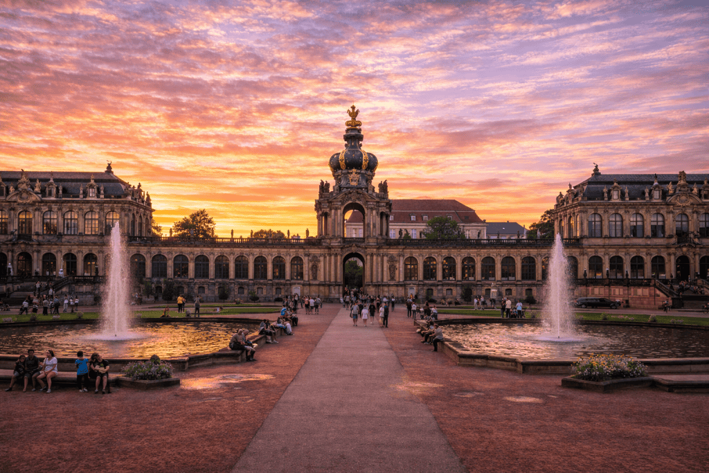 Zwinger Dresden mit barocker Architektur und Innenhof