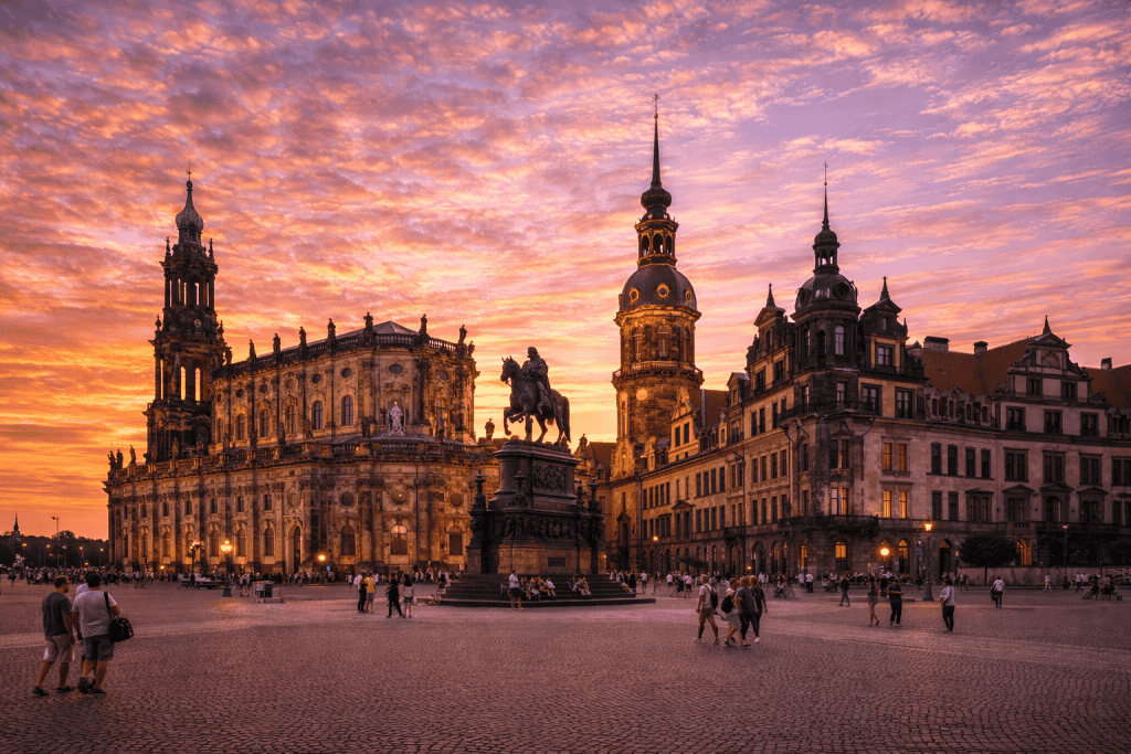 Residenzschloss Dresden mit Schlossfassade und Altstadt