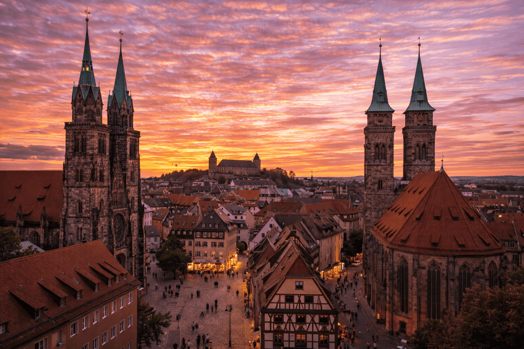 St. Lorenz Kirche Nürnberg mit gotischer Fassade und Innenstadt