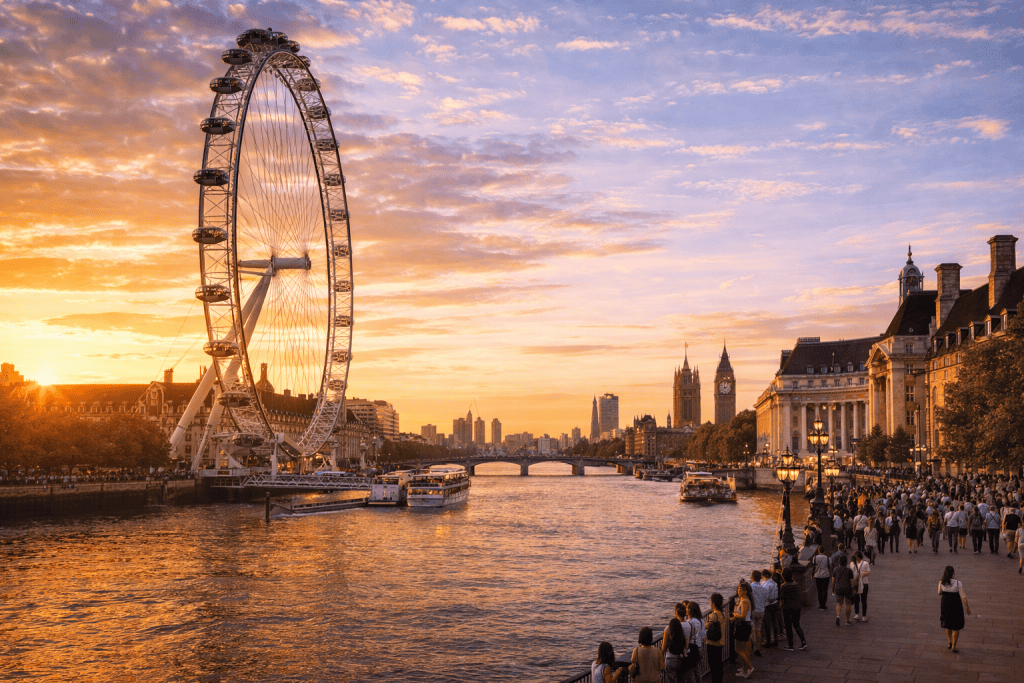 London Eye Riesenrad am Südufer der Themse mit Blick auf die Stadt