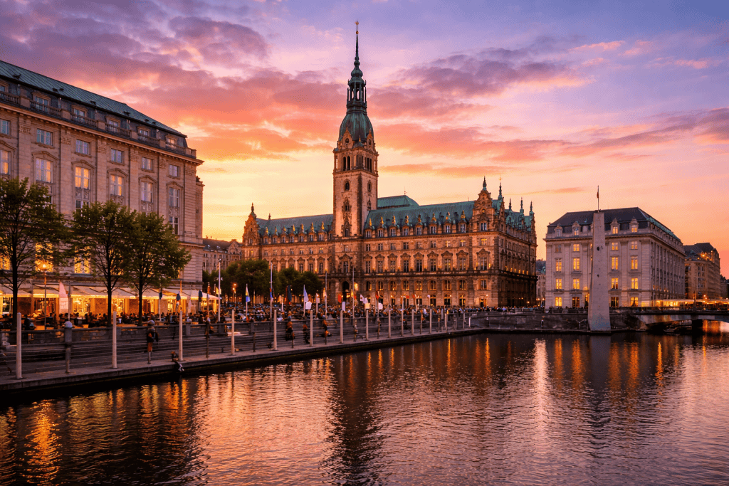 Rathaus Hamburg mit historischer Fassade und Rathausmarkt