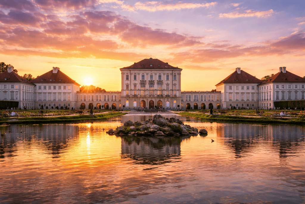 Schloss Nymphenburg in München mit barocker Fassade und Schlosspark