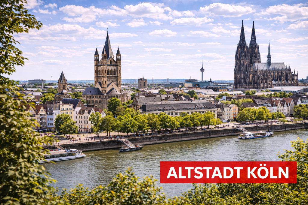 Altstadt Köln mit bunten Häusern am Rheinufer und Blick auf den Kölner Dom bei Sonnenschein.
