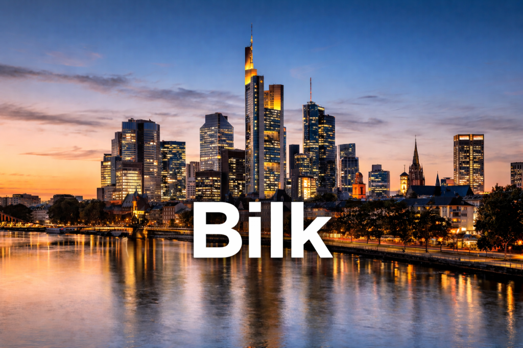 Frankfurt Skyline bei Sonnenuntergang mit leuchtenden Wolkenkratzern und Blick über den Main.