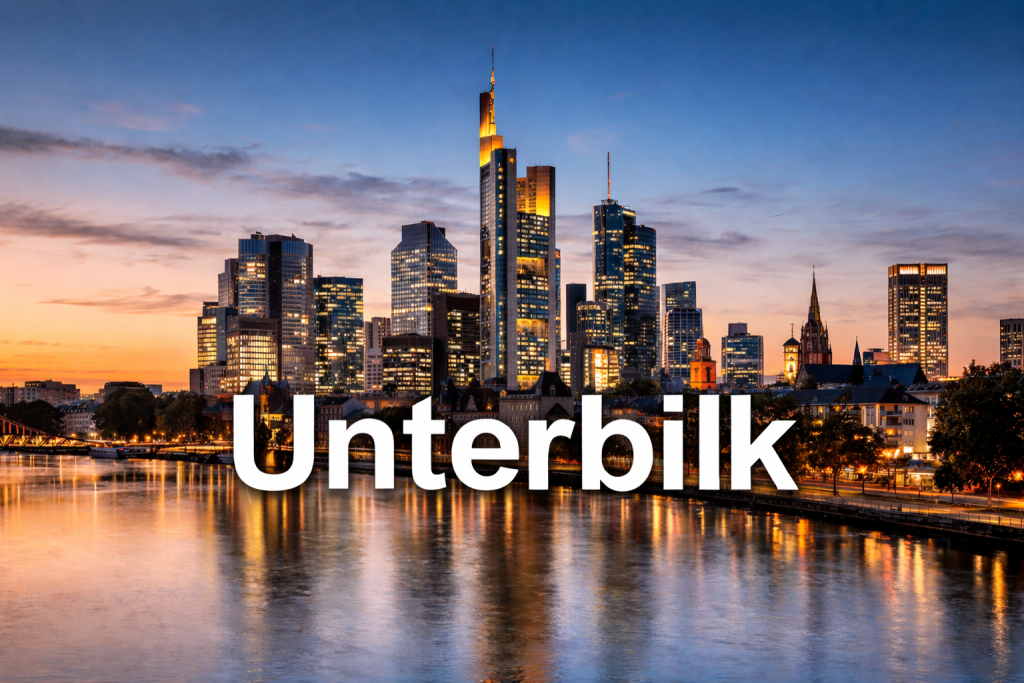 Skyline von Frankfurt am Main bei Sonnenuntergang mit Blick auf die Hochhäuser und den Main.