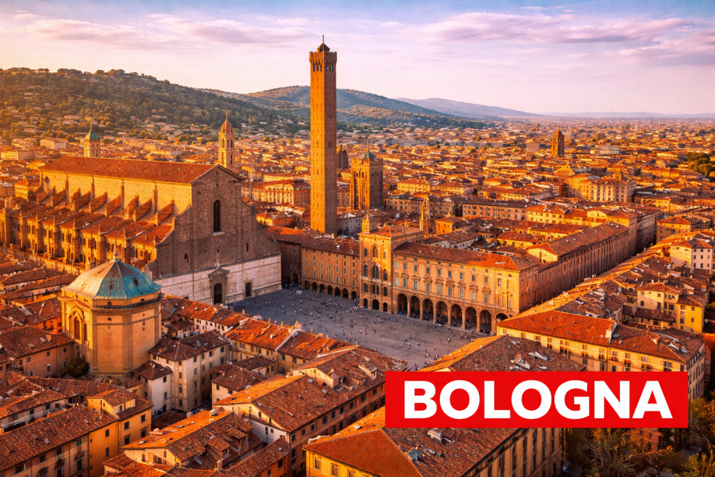 Bologna mit roten Ziegeldächern, historischen Türmen und typischen Arkaden der Altstadt.
