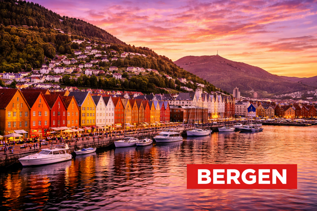 Historische Hafenfront Bryggen in Bergen mit bunten Holzhäusern und Booten im Hafen bei Sonnenschein