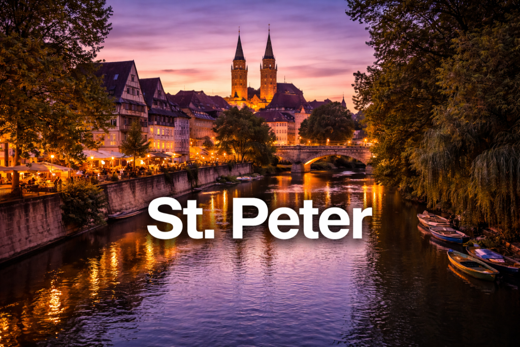 Historische Skyline von Nürnberg in der Dämmerung mit Pegnitz und Altstadt.