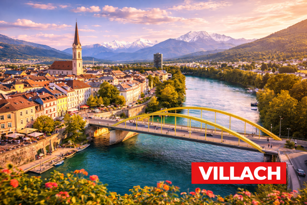 Villach mit Drau-Fluss, Altstadt und Alpenkulisse an einem sonnigen Sommertag