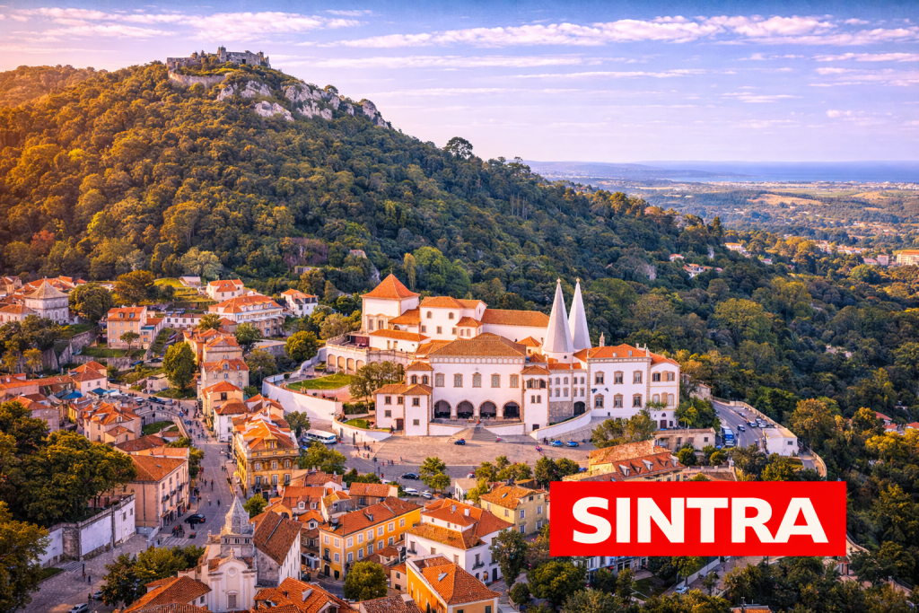 Sintra mit Palästen auf bewaldeten Hügeln und historischer Altstadt nahe Lissabon.