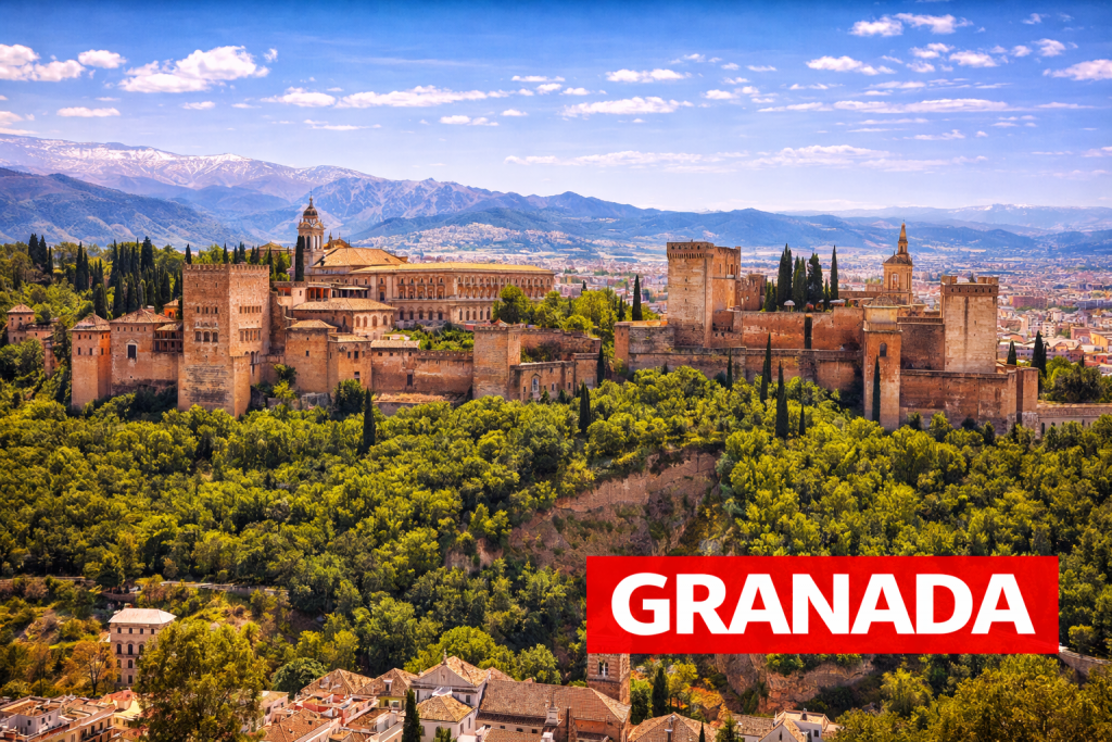 Granada mit der Alhambra auf dem Hügel und historischer Altstadt vor der Sierra Nevada.
