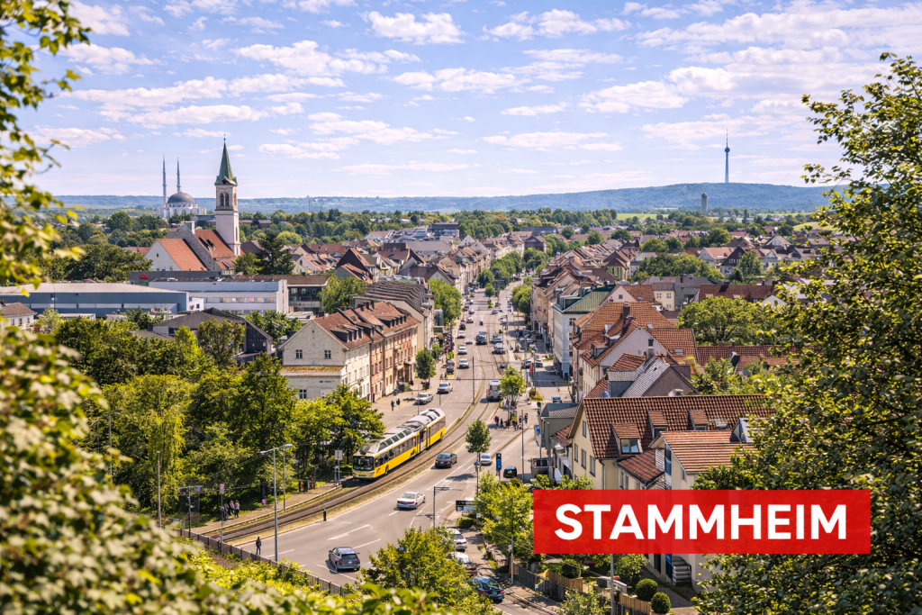 Stuttgarter Stadtteil Stammheim mit Kirche, Wohnhäusern und grüner Umgebung bei Sonnenschein.