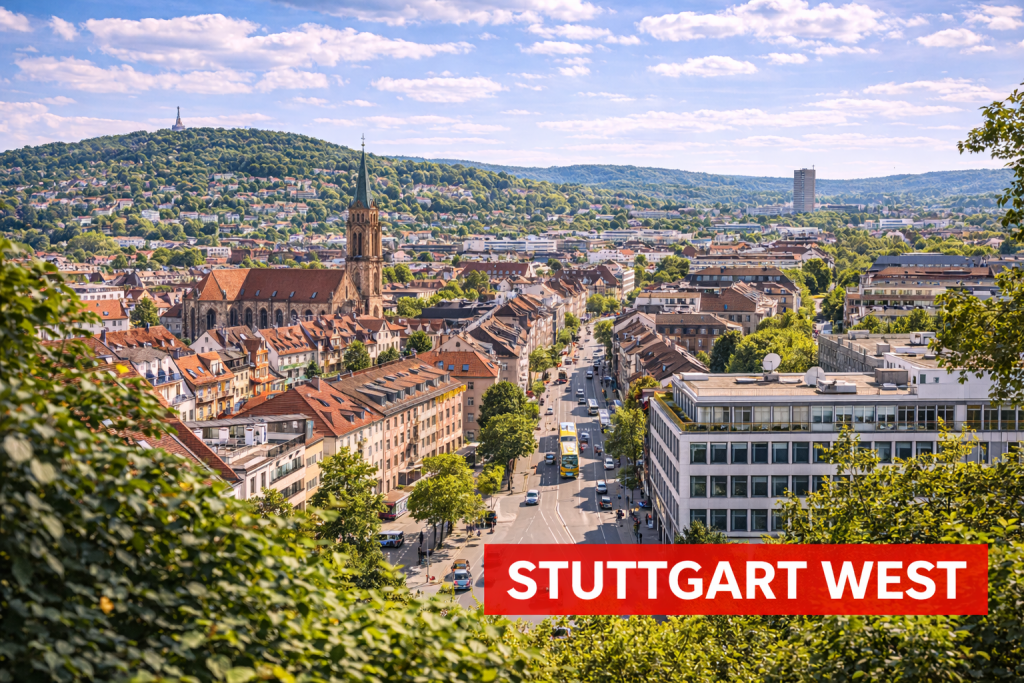 Stuttgart-West mit Altbauten, Kirche und belebter Straße im Talkessel bei Sonnenschein.